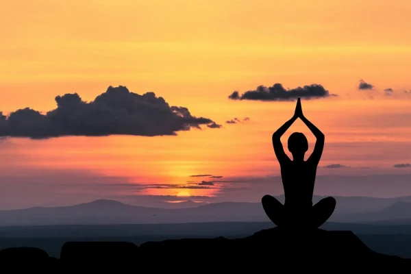 Yoga sulla spiaggia all’alba: benessere a Mondello