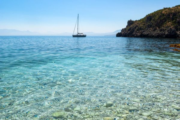 In barca lungo la costa di Trapani: scoprire calette nascoste